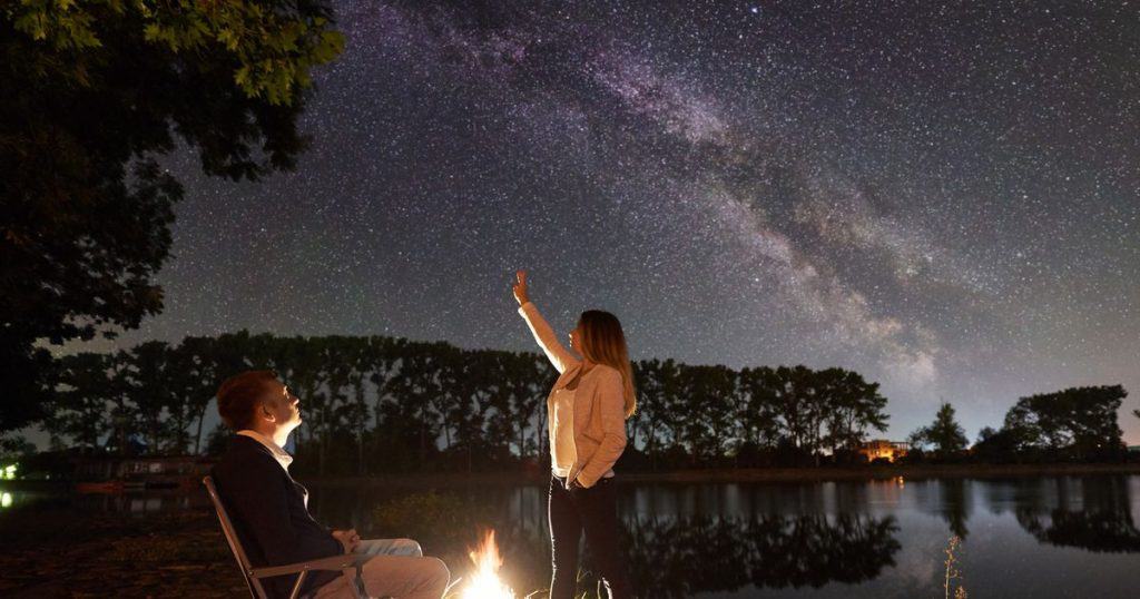 Valentines Date Ideas, couple stargazing.