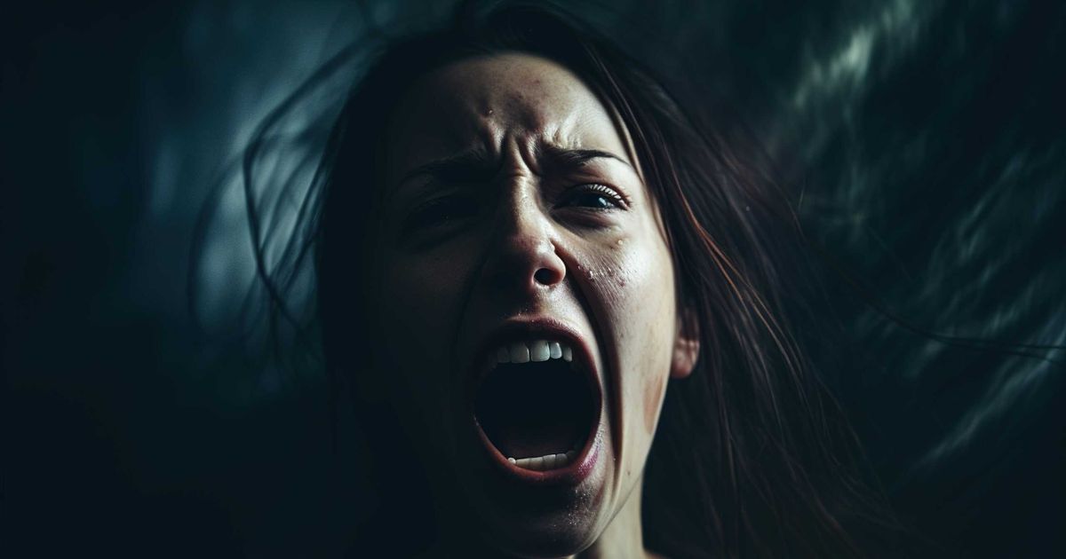 Close-up of a woman screaming in anguish, eyes shut and mouth wide open, symbolizing the emotional turmoil and frustration experienced when confronting manipulation and false apologies from narcissists.